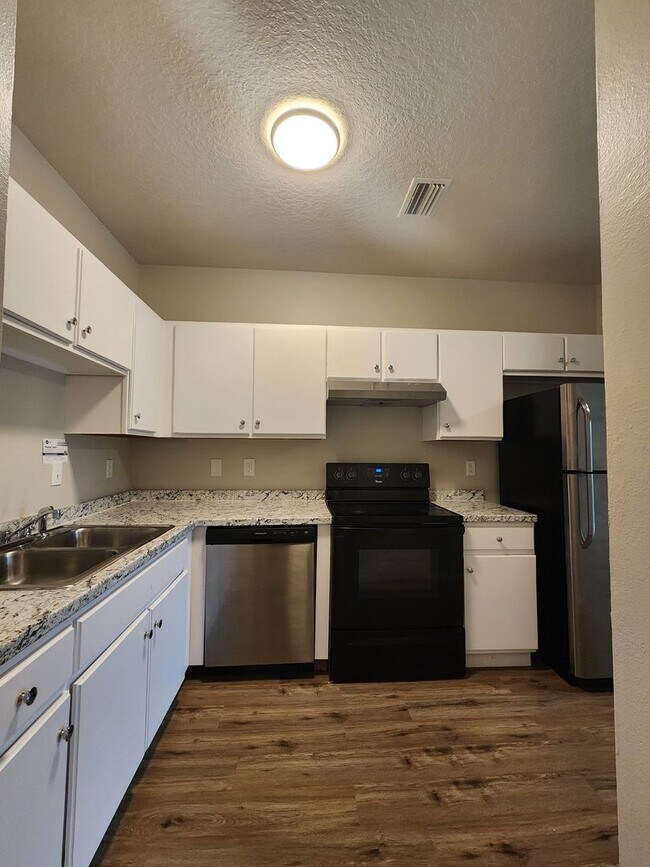 Building Photo - 2 Bedroom 2 Bath Remodeled Unit with a Bal...