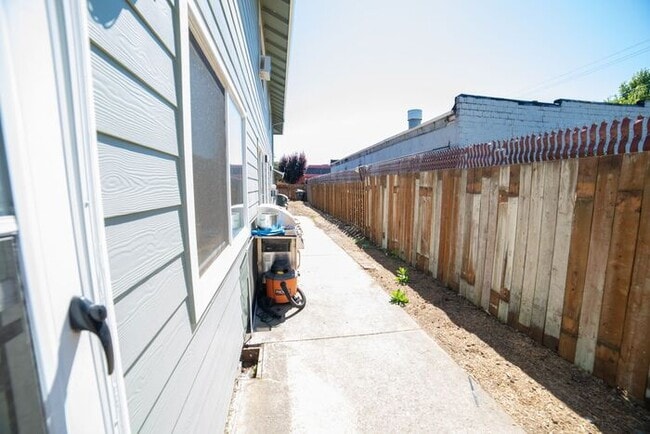 Building Photo - Townhome with Fresh Updates!!