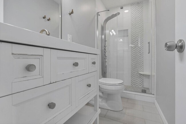 Building Photo - 5399 Thornburg Ct