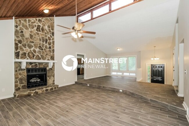 Building Photo - 587 Farmbrook Trail NE