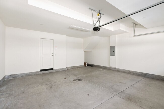 Building Photo - Available now! Beautiful 2 bedroom 2.5 bat...