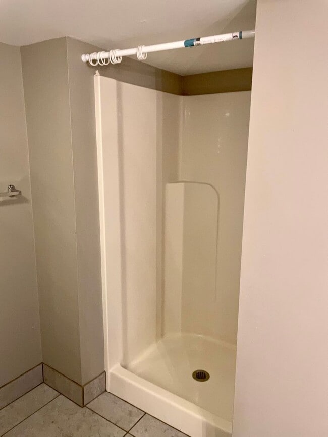 Building Photo - Spacious 3 bed/2 bath - walk to campus!