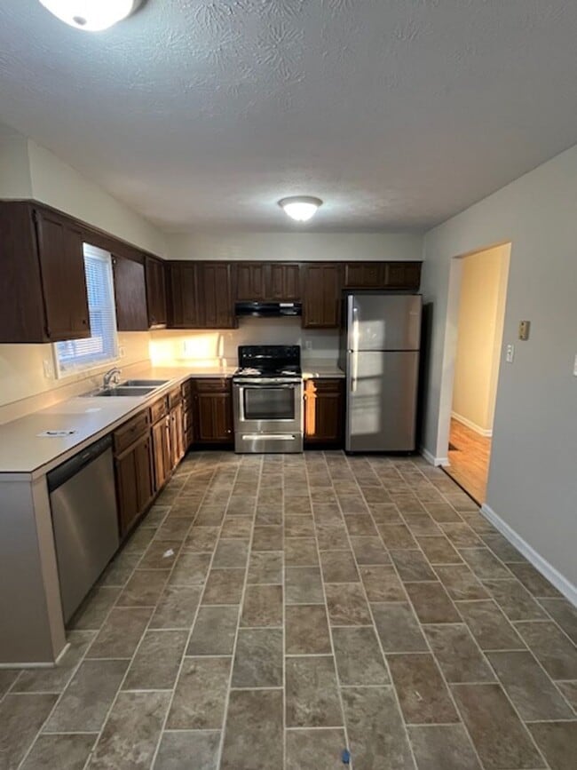 Building Photo - 201 S Glencove Ave