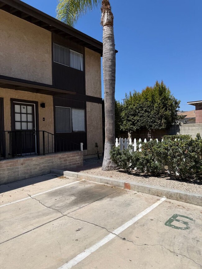 Building Photo - 1109-1111 E. Ventura Street