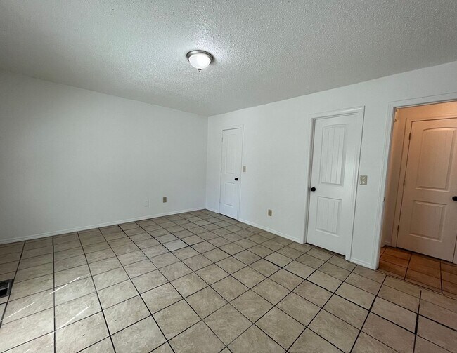 Building Photo - 4313 S Maplewood Ave