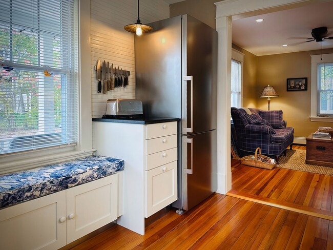 Building Photo - Charming 2 Bed 1 Bath