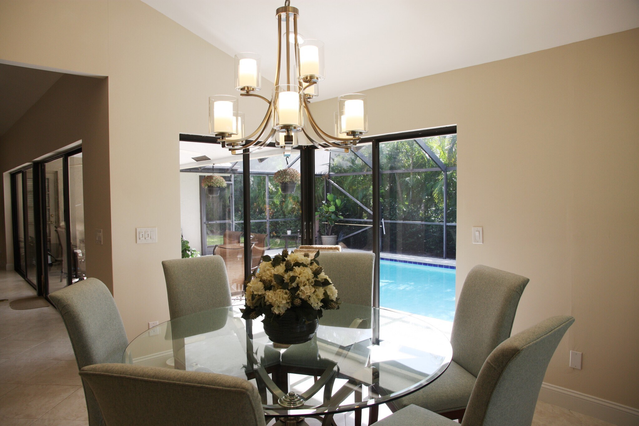 Beautiful vaulted ceiling in dining area overlooks the pool - 2662 NW 42nd St