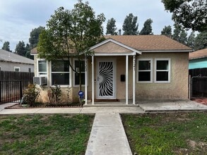 Building Photo - 2 Bedroom 1 Bath Remodeled House for Rent ...