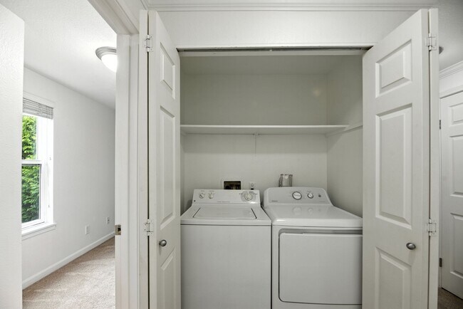 Building Photo - New Price! Convenient 1 bed condo is desir...