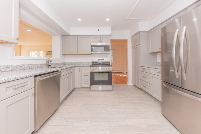 Building Photo - 1520 Traver Rd