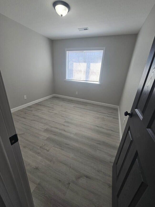 Building Photo - 2 Bedroom , 1 Bathroom Apartment!