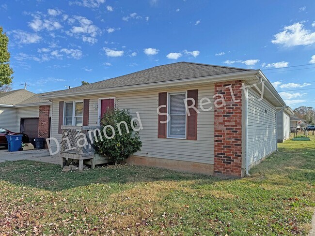 Building Photo - 1503 W Rainey St