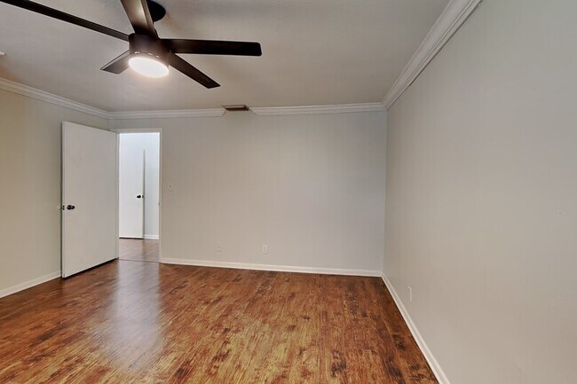 Building Photo - 3801 1/2 W Palmira Ave