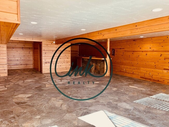 Building Photo - Charming Cabin-Style Home with Stunning To...