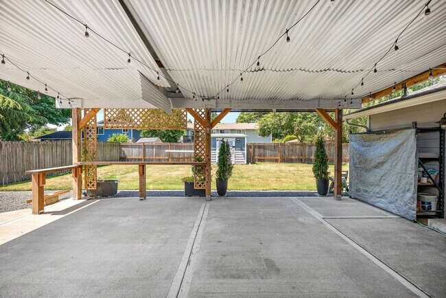Building Photo - Beautiful Steilacoom Home with Private ADU, Covered Patio, Bonus Gym & A/C!