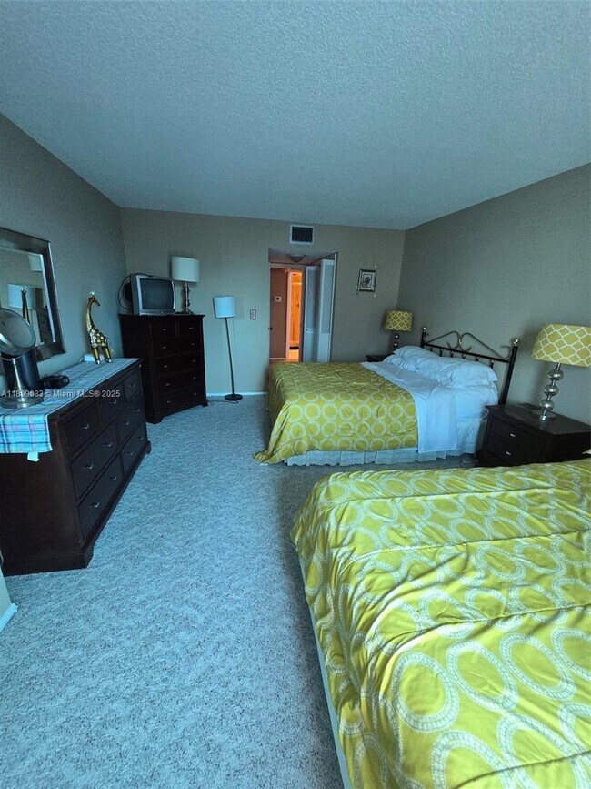 Building Photo - 4020 Galt Ocean Dr