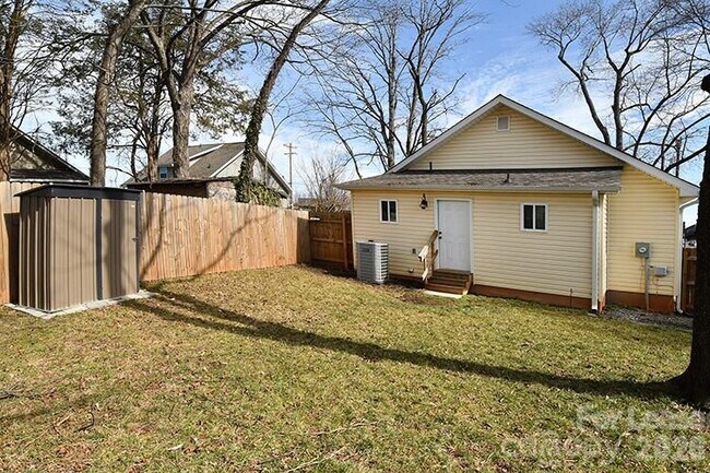 Building Photo - 746 Opal St