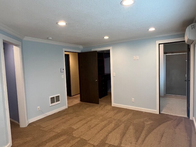 Building Photo - 104 Alturas Dr