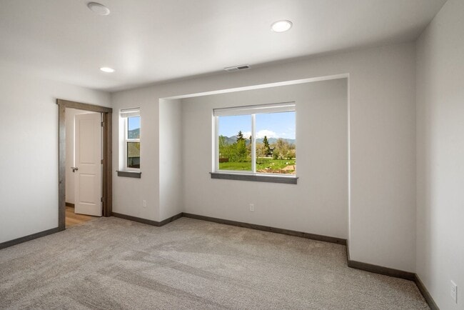 Building Photo - Gorgeous 3 Bedroom condos with double stal...