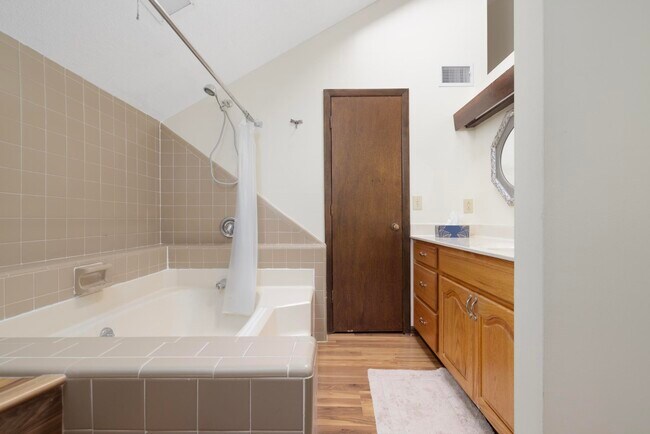 Building Photo - 115 Beechnut St