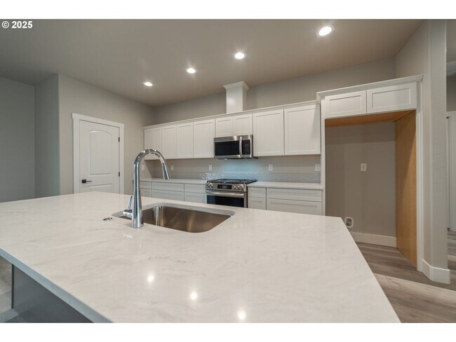 Building Photo - Stunning South Hill Home in Umatilla!!