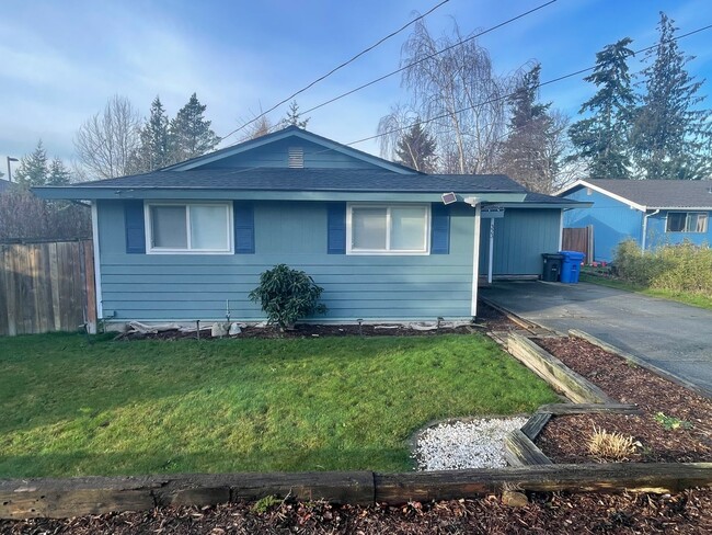 Building Photo - Fantastic 3 Bedroom Home in Town! Pet Frie...