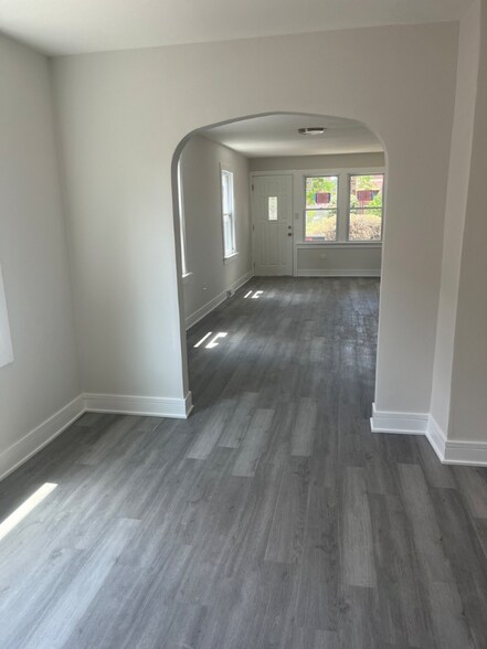 Building Photo - 13709 S School St