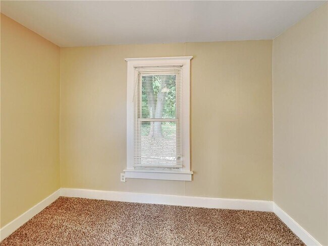 Building Photo - 2497 Lakewood Ave SW