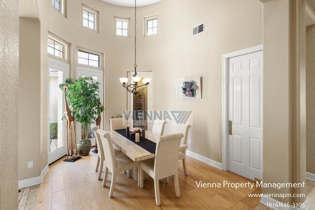 Building Photo - 1550 Summerhill Ln