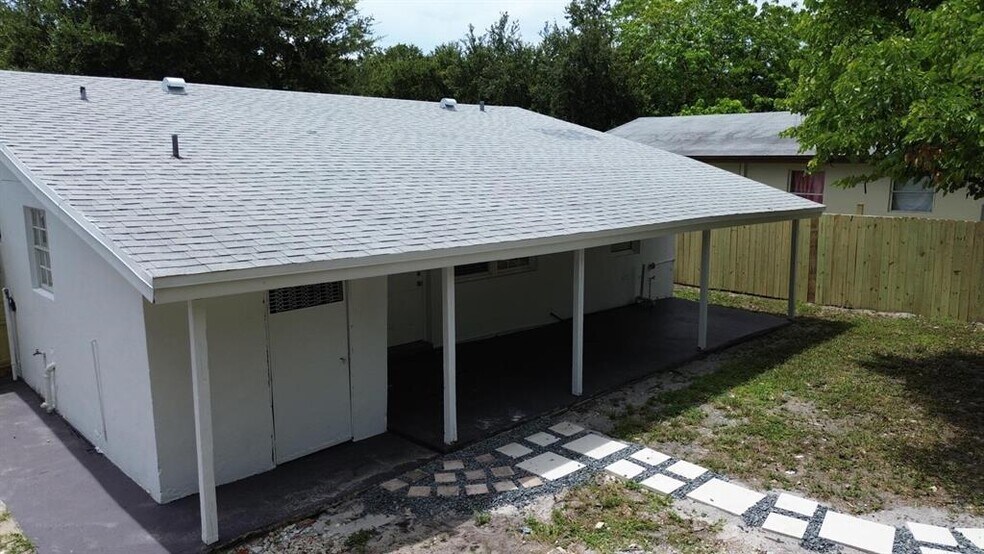 Building Photo - 1657 SW 44th Ave