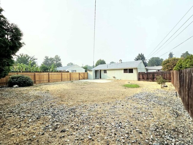 Building Photo - Two Bedrooms & One Bathroom Home $100.00 o...