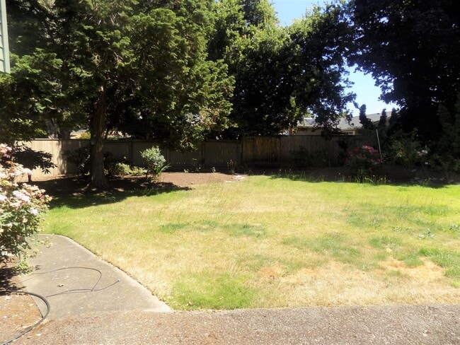 Building Photo - Beautiful Three Bedroom Home With Additional Space