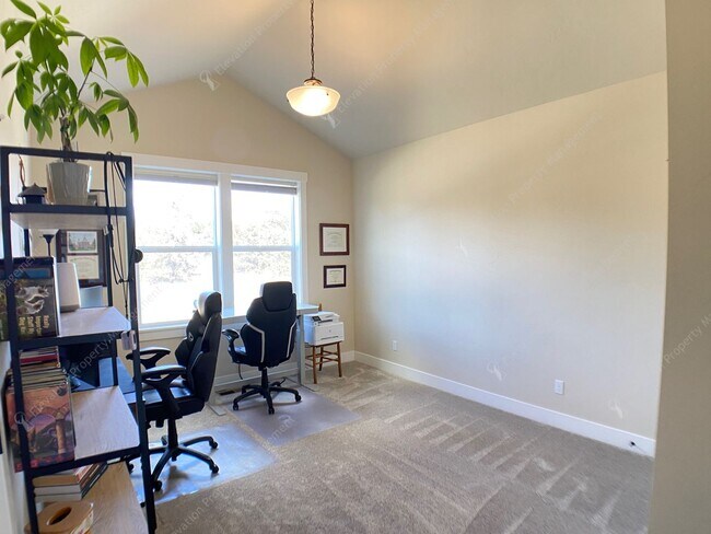 Building Photo - **Unfurnished** Single-level 3 BR-2BA  Home with Mountain Views