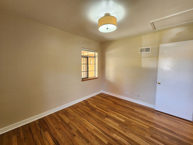 Building Photo - 2 Bed 1 Bath Unit In Great Location of Den...