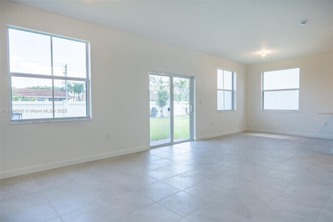 Building Photo - 2637 SE 24th Ct