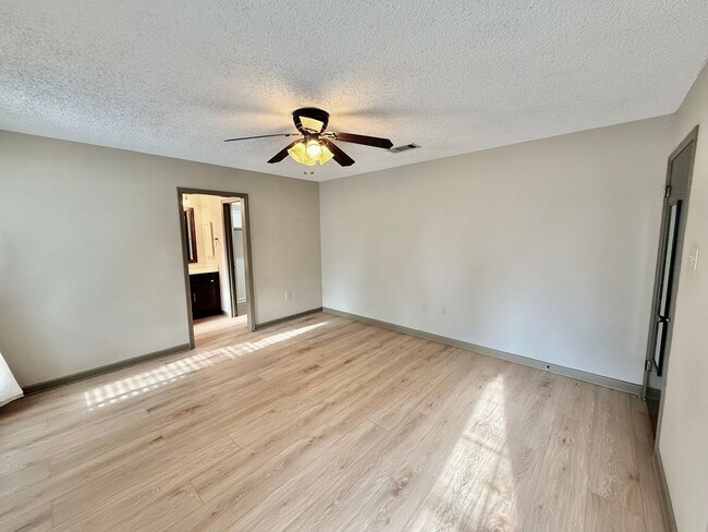 Building Photo - Spacious 3BR/2BA Home in Terre Haute – Fireplace, Garage, Fenced Yard + Lawn Care Included