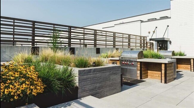 Building Photo - 780 Memorial Dr SE