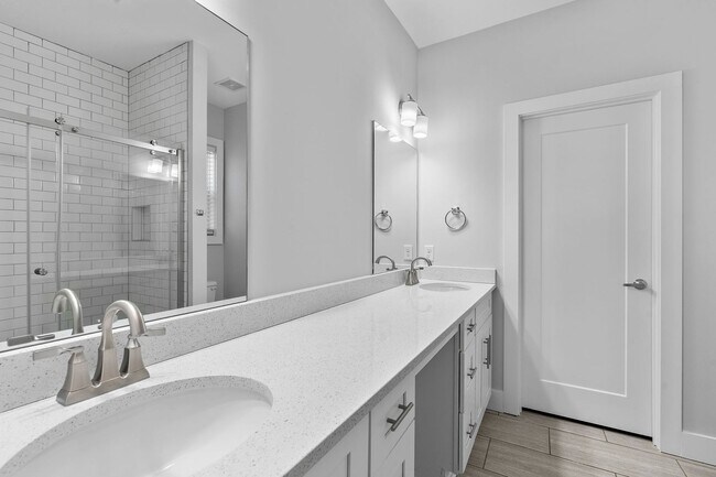 Building Photo - Available Now! 4 Bed, 3.5 Bath, Convenient Charlotte Park location!