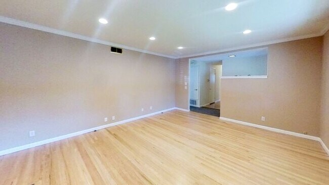 Building Photo - 1305 Antwerp Ln