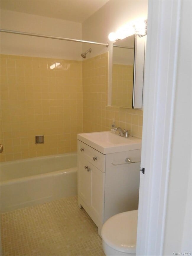 Building Photo - 2 Consulate Dr