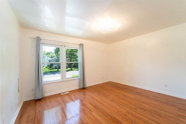 Building Photo - 3 bed 2 bath Chancellor Hills Home