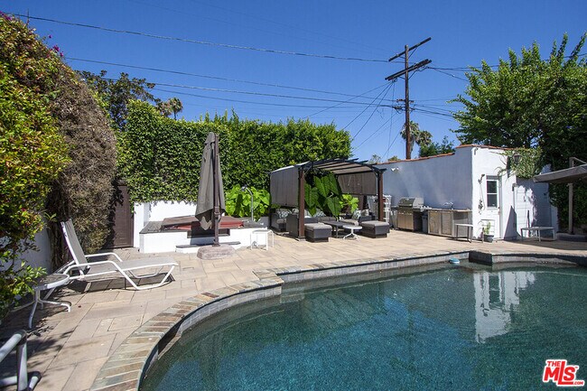Building Photo - 1173 S Point View St