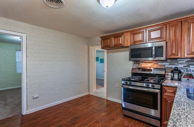 Building Photo - Eclectic 3 Bedroom 1 Bathroom with 2 Offices/Hobby Room