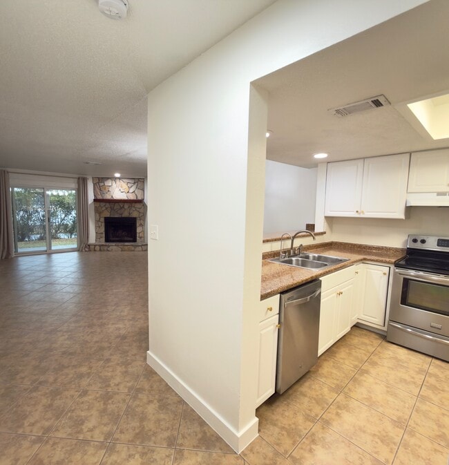 Building Photo - 27 Court Dr