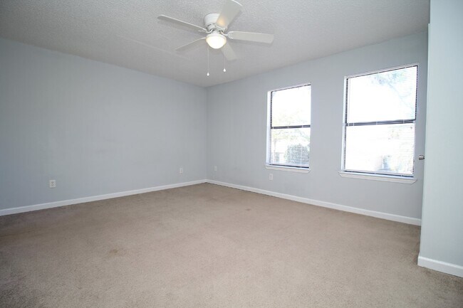 Building Photo - Spacious 3-Bedroom, 1.5-Bath Townhome in Gulf Breeze Near Top-Rated Schools, Beaches, and Gulf Br...