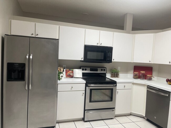 Building Photo - MOVE IN FEB 24TH!      4 Bedroom Valrico home with no carpet and a fenced yard