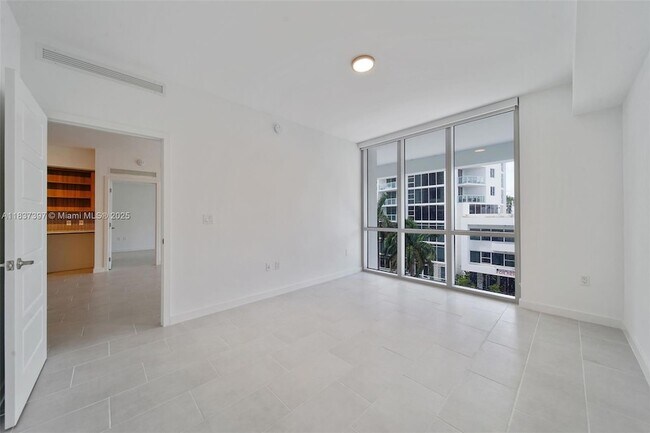 Building Photo - 2150 N Bayshore Dr