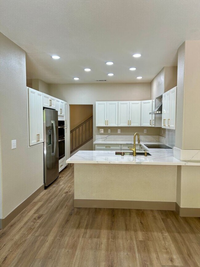 Building Photo - Remodeled and Comfortable Townhome