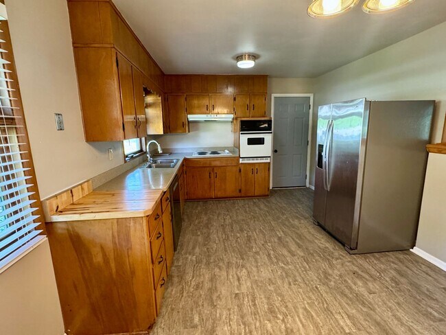 Building Photo - Spacious, Private Retreat in the Heart of the City