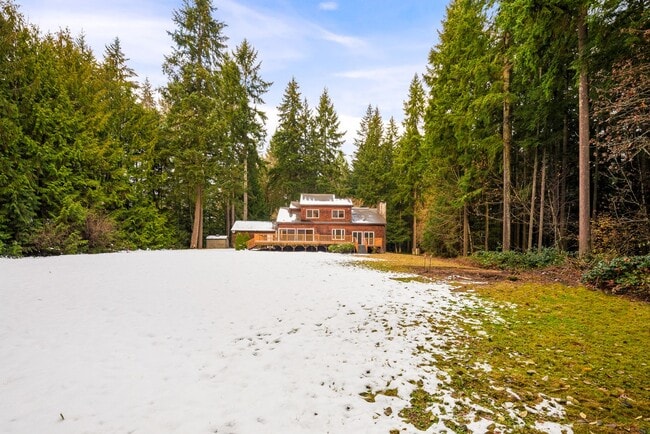 Building Photo - Private 4 Bedroom Retreat on 5-Acres Cottage Lake